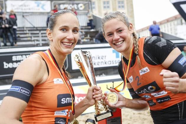 Beachvolleyball: smart beach tour Dresden 2015,Siegerinnen Katharina Schillerwein (l.) (RWE Beachvolleys Bottrop) und Cinja Tillmann (r.) (USC Muenster), xHOCHxZWEIx xThomasxVictorx