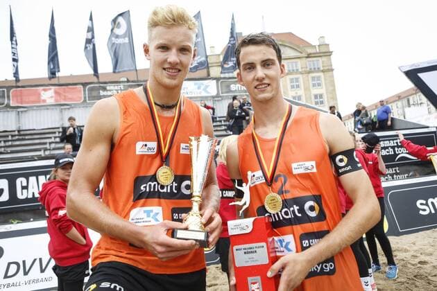 Beachvolleyball: smart beach tour Dresden 2015, Sieger Tim Holler (l.) und Clemens Wickler (r.), xHOCHxZWEIx xThomasxVictorx