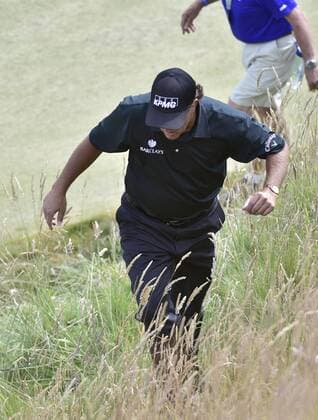 June 21, 2015..Phil Mickelson looks for his ball near the 10th green during round 4 at the U.S. Open at Chambers Bay, University Place, Washington. . .George Holland Cal Media PGA Golf Herren Tour 2015: US Open Round 4 JUN 21 - ZUMAch4_