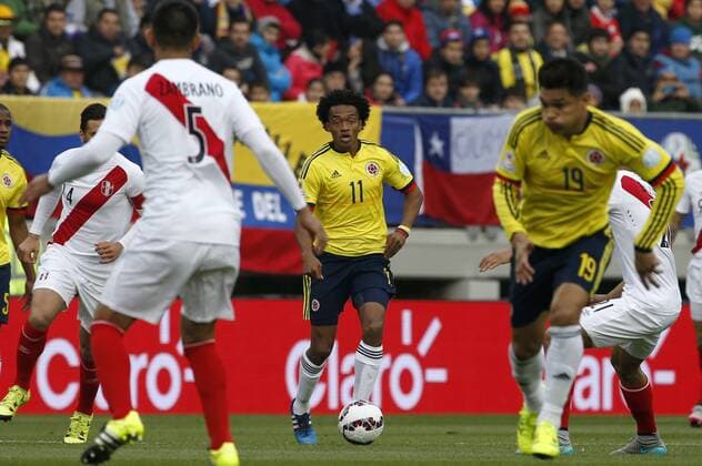 Football, Colombia v Peru. Copa America 2015. Colombia s player Juan Cuadrado, center, battles for the ball against Carlos Zambrano of Peru during the Copa America Group C, at German Becker stadium. Temuco. 21 06 2015 DragomirYankovic Photosport Colombia v Peru, Copa America 2015. 