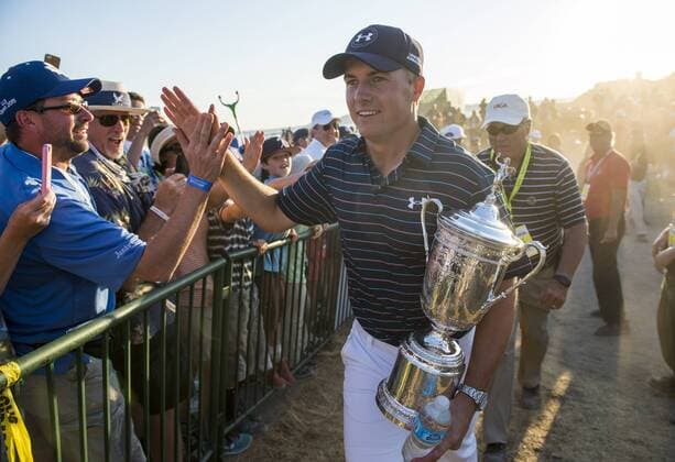 Aktuell Golf, Jordan Spieth gewinnt US Open Jordan Spieth celebrates with fans after winning the 115th U.S. Open Championship at Chambers Bay on June 21, 2015 in University Place, Washington. Speech won Spieth won by one stroke with five under par for the week.  SEA20150621802 KEVINxDIETSCH