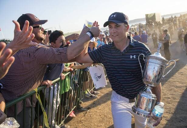 Aktuell Golf, Jordan Spieth gewinnt US Open Jordan Spieth celebrates with fans after winning the 115th U.S. Open Championship at Chambers Bay on June 21, 2015 in University Place, Washington. Speech won Spieth won by one stroke with five under par for the week.  SEA20150621803 KEVINxDIETSCH