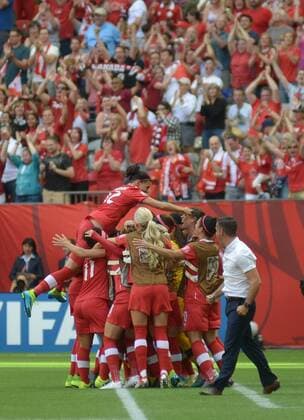 Players of Canada celebrate the winning goal against Switzerland during a Round of 16 match at FIFA Women s World Cup Canada 2015 in Vancouver, Canada, June 21, 2015. Canada defeated Switzerland 1-0. ) (SP)CANADA-VANCOUVER-FIFA WOMEN S WORLD CUP-ROUND OF 16-CANADA VS SWITZERLAND SergeixBachlakov 