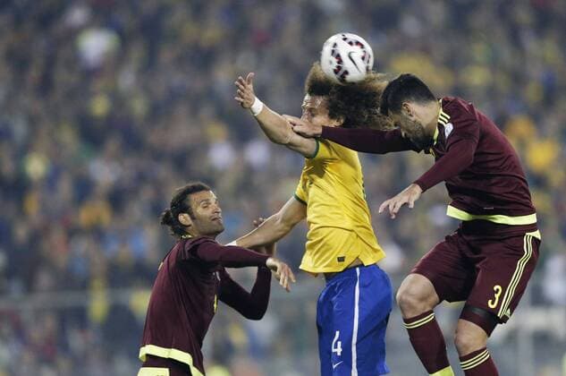 Brazil s David Luiz (C) vies for the ball with Oswaldo Vizcarrondo (L) of Venezuela during the Group C match at the Copa America 2015, held at Monumental Stadium in Santiago, Chile, June 21, 2015. Brazil won 2-1. ) (vf) (SP)CHILE-SANTIAGO-COPA AMERICA-BRAZIL VS VENEZUELA JorgexVillegas 