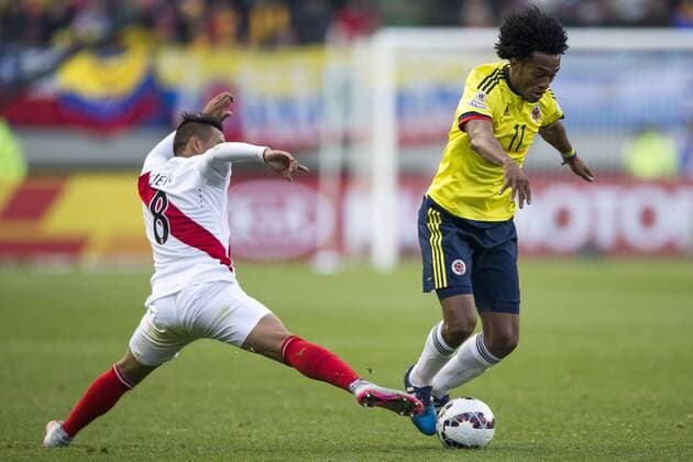 Colombia s Juan Cuadrado (R) vies with Christian Cueva of Peru during a Group C match against Peru at the 2015 America Cup, held at German Becker in Temuco, Chile, July 21, 2015. The match ended with 0-0. Pedro Mera) (vf) (SP)CHILE-TEMUCO-COPA AMERICA-COLOMBIA VS PERU LuisxEcheverria 