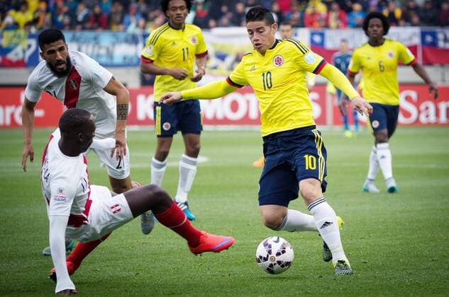 Colombia s James Rodriguez (front R) vies with Luis Advincula of Peru during a Group C match at the 2015 America Cup, held at German Becker in Temuco, Chile, July 21, 2015. The match ended with 0-0. Pedro Mera) (vf) (SP)CHILE-TEMUCO-COPA AMERICA-COLOMBIA VS PERU LuisxEcheverria 