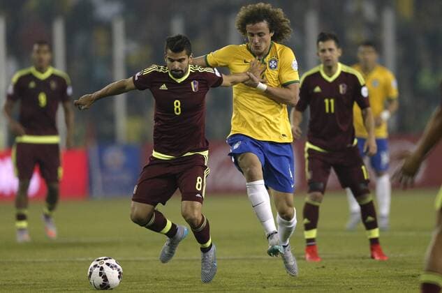 Brazil s David Luiz (front R) vies with Tomas Rincon (front L) of Venezuela during the Group C match at the 2015 America Cup, held at Monumental Stadium in Santiago, Chile, June 21, 2015. Brazil won 2-1.) (vf) (SP)CHILE-SANTIAGO-COPA AMERICA-BRAZIL VS VENEZUELA JorgexVillegas 