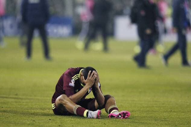 Venezuela s Roberto Rosales reacts after the Group C match against Brazil at the 2015 America Cup, held at Monumental Stadium in Santiago, Chile, June 21, 2015. Venezuela lost 1-2.Jorge Villegas) (vf) (SP)CHILE-SANTIAGO-COPA AMERICA-BRAZIL VS VENEZUELA GuillermoxArias 