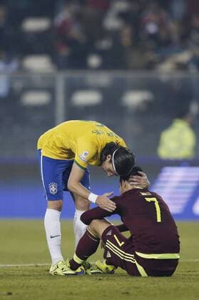 Brazil s Filipe Luis (L) comforts Roberto Rosales of Venezuela after the Group C match at the 2015 America Cup, held at Monumental Stadium in Santiago, Chile, June 21, 2015. Brazil won 2-1.Jorge Villegas) (vf) (SP)CHILE-SANTIAGO-COPA AMERICA-BRAZIL VS VENEZUELA GuillermoxArias 