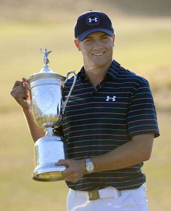 Aktuell Golf, Jordan Spieth gewinnt US Open Spieth wins U.S. Open for 2nd straight major title Jordan Spieth holds the U.S. Open championship trophy at Chambers Bay in University Place, Washington, on June 21, 2015. The 21-year-old won the Masters Tournament two months earlier. 