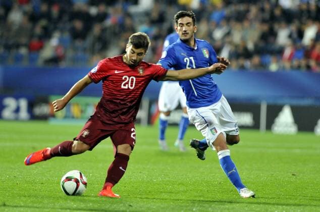 From left Toze of Portugal and Simone Verdi of Italia in action during the Euro U21 U 21 soccer championship group B match Italy vs Portugal in Uherske Hradiste, Czech Republic, June 21, 2015. (CTKxPhoto DaliborxGluck) CTKPhotoP201506210652401  dg 022