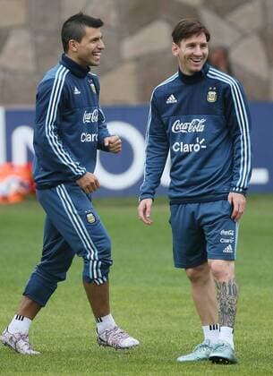 Aktuell Fußball, Copa America, Training Argentinien (150623) -- LA SERENA, June, 2015 -- Argentina s Sergio Aguero (L) and Lionel Messi take part in a training session, in La Serena, Chile, on June 22, 2015. Argentina will face Colombia, in the quarterfinal match of the Copa America Chile 2015 on June 26. Claudio Fanchi TELAM) (da) (SP)CHILE-LA SERENA-COPA AMERICA-ARGENTINA e TELAM 