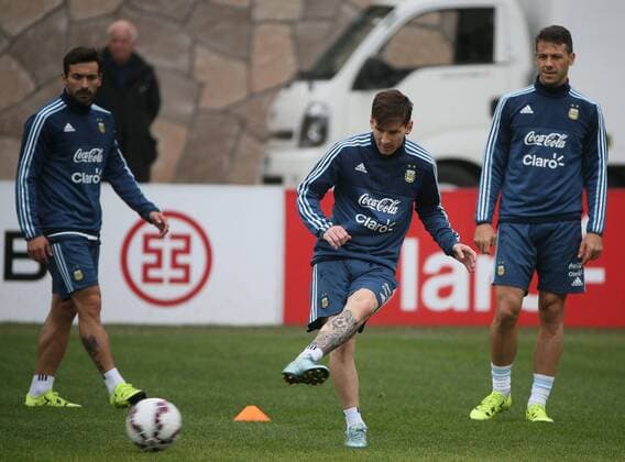 Aktuell Fußball, Copa America, Training Argentinien (150623) -- LA SERENA, June, 2015 -- Argentina s Ezequiel Lavezzi (L), Lionel Messi (C) and Martin Demichelis, take part in a training session, in La Serena, Chile, on June 22, 2015. Argentina will face Colombia, in the quarterfinal match of the Copa America Chile 2015 on June 26. Claudio Fanchi TELAM) (da) (SP)CHILE-LA SERENA-COPA AMERICA-ARGENTINA e TELAM