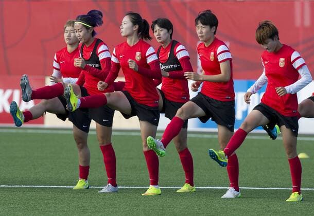 Aktuell Fußball, Damen WM, Training Nationalmannschaft China (150624) -- OTTAWA, June, 2015 -- Players of China take part in a training session ahead of their 2015 FIFA Women s World Cup quarterfinal match against the United states in Ottawa, Canada, June 23, 2015. ) (SP)CANADA-OTTAWA-FIFA WOMEN S WORLD CUP-TRAINING-CHINA ZouxZheng 
