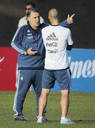 Head coach Gerardo Martino (L) of Argentina talks to a player in a training session in La Serena, Chile, June 23, 2015. LA SERENA-COPA AMERICA-ARGENTINA TELAM 