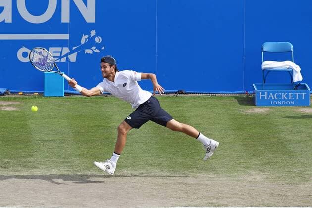 24.06.2015. Nottingham, England. Aegon Nottingham Open Tennis Tournament. Joao Sousa (Portugal) stretching to return a serve from Gilles Simon (France) xDavidxKissmanx  ActionPlus11634819