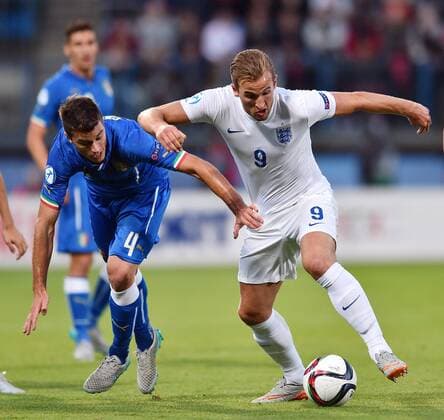 Aktuell Fußball, U21-EM, England - Italien 2015.06.24 OLOMOUC FOOTBALL UNDER 21 CHAMPIONSHIP CZECH REPUBLIC 2015 ENGLAND VS ITALY Lorenzo Crisetig HARRY KANE 2015.06.24  20150624LUK027