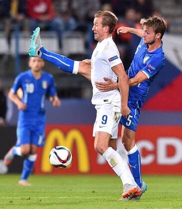 Aktuell Fußball, U21-EM, England - Italien 2015.06.24 OLOMOUC FOOTBALL UNDER 21 CHAMPIONSHIP CZECH REPUBLIC 2015 ENGLAND VS ITALY HARRY KANE Daniele Rugani 2015.06.24  20150624LUK054