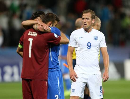 Aktuell Fußball, U21-EM, England - Italien England s Harry Kane looks on dejected at the final whistle England v Italy- UEFA Under 21 s - Ander Stadium - Czech Republic - 24th June 2015 - Picture David Klein Sportimage EDITORIAL USE ONLY. No use with unauthorised audio, video, data, fixture lists, club league logos or live services. Online in-match use limited to 120 images, no video emulation. No use in betting, games or single club league player publications.