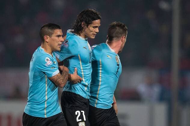 Chile-Uruguay SANTIAGO, CHILE - 24 06 2015: CHILE X Edinson Cavani of Uruguay is sent off after receiving yellow and red later, after friction with Gonzalo Jara of Chile during the match between Brazil vs Colombia, valid for the quarterfinals of the Copa America 2015 held at the National Stadium Julio Mart?nez Pr?danos. (Photo: Marcelo Machado de Melo FotoArena)  MarceloxMachadoxdexMelo