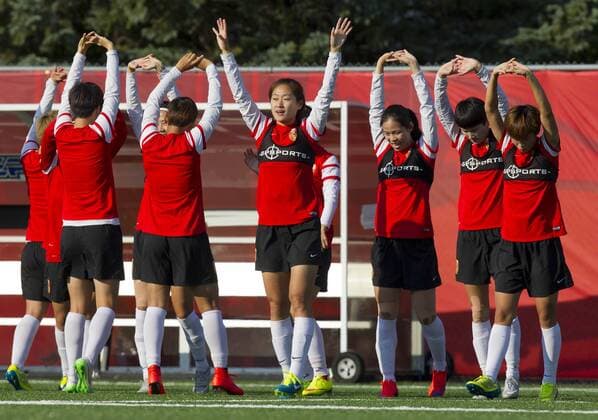 Aktuell Fußball, Damen WM, Training Nationalmannschaft China (150625) -- OTTAWA, 2015 -- Players of China warm up ahead of a training session in Ottawa, Canada, June 24, 2015. China will play the United States in their quarterfinal of 2015 FIFA Women s World Cup on June 26. ) (SP)CANADA-OTTAWA-FIFA-WOMEN S WORLD CUP-TRAINING SESSION-CHINA ZouxZheng 