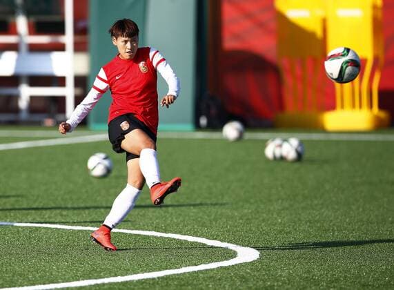Aktuell Fußball, Damen WM, Training Nationalmannschaft China (150625) -- OTTAWA, 2015 -- China s Han Peng takes part in a training session in Ottawa, Canada, June 24, 2015. China will play the United States in their quarterfinal of 2015 FIFA Women s World Cup on June 26. ) (SP)CANADA-OTTAWA-FIFA-WOMEN S WORLD CUP-TRAINING SESSION-CHINA DingxXu 