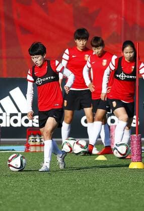 Aktuell Fußball, Damen WM, Training Nationalmannschaft China (150625) -- OTTAWA, 2015 -- China s Wang Shanshan (L) takes part in a training session in Ottawa, Canada, June 24, 2015. China will play the United States in their quarterfinal of 2015 FIFA Women s World Cup on June 26. ) (SP)CANADA-OTTAWA-FIFA-WOMEN S WORLD CUP-TRAINING SESSION-CHINA DingxXu 