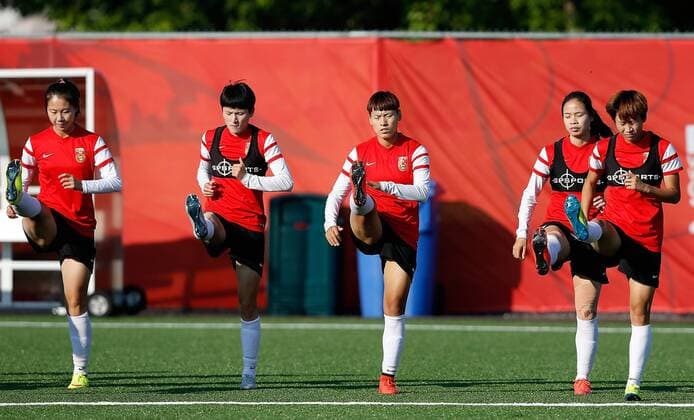 Aktuell Fußball, Damen WM, Training Nationalmannschaft China (150625) -- OTTAWA, 2015 -- China s Wang Shanshan (2nd L) and Han Peng (C) take part in a training session in Ottawa, Canada, June 24, 2015. China will play the United States in their quarterfinal of 2015 FIFA Women s World Cup on June 26. ) (SP)CANADA-OTTAWA-FIFA-WOMEN S WORLD CUP-TRAINING SESSION-CHINA WangxLili 