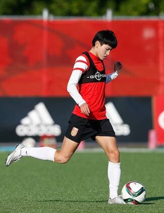 Aktuell Fußball, Damen WM, Training Nationalmannschaft China (150625) -- OTTAWA, 2015 -- China s Wang Shanshan shoots during a training session in Ottawa, Canada, June 24, 2015. China will play the United States in their quarterfinal of 2015 FIFA Women s World Cup on June 26. ) (SP)CANADA-OTTAWA-FIFA-WOMEN S WORLD CUP-TRAINING SESSION-CHINA WangxLili 