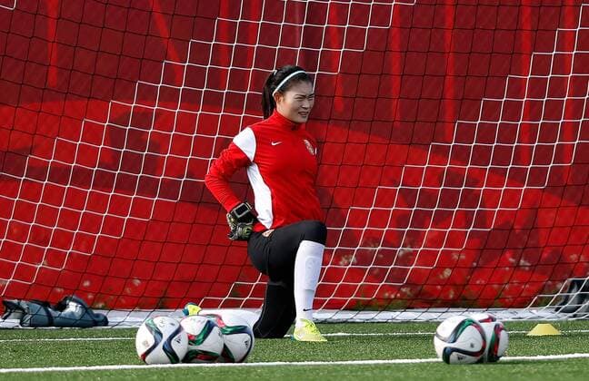 Aktuell Fußball, Damen WM, Training Nationalmannschaft China (150625) -- OTTAWA, 2015 -- China s goalkeeper Wang Fei takes part in a training session in Ottawa, Canada, June 24, 2015. China will play the United States in their quarterfinal of 2015 FIFA Women s World Cup on June 26. ) (SP)CANADA-OTTAWA-FIFA-WOMEN S WORLD CUP-TRAINING SESSION-CHINA WangxLili 
