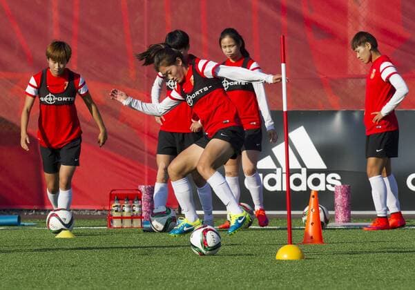 Aktuell Fußball, Damen WM, Training Nationalmannschaft China (150625) -- OTTAWA, 2015 -- China s Wu Haiyan (Front) takes part in a training session in Ottawa, Canada, June 24, 2015. China will play the United States in their quarterfinal of 2015 FIFA Women s World Cup on June 26. ) (SP)CANADA-OTTAWA-FIFA-WOMEN S WORLD CUP-TRAINING SESSION-CHINA ZouxZheng 