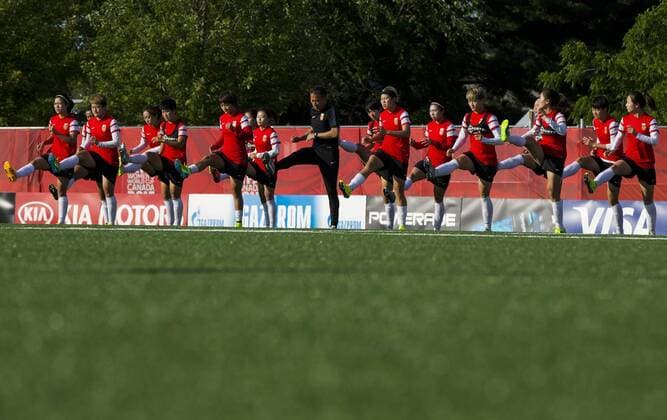 Aktuell Fußball, Damen WM, Training Nationalmannschaft China (150625) -- OTTAWA, 2015 -- Players of China warm up ahead of a training session in Ottawa, Canada, June 24, 2015. China will play the United States in their quarterfinal of 2015 FIFA Women s World Cup on June 26. ) (SP)CANADA-OTTAWA-FIFA-WOMEN S WORLD CUP-TRAINING SESSION-CHINA ZouxZheng 