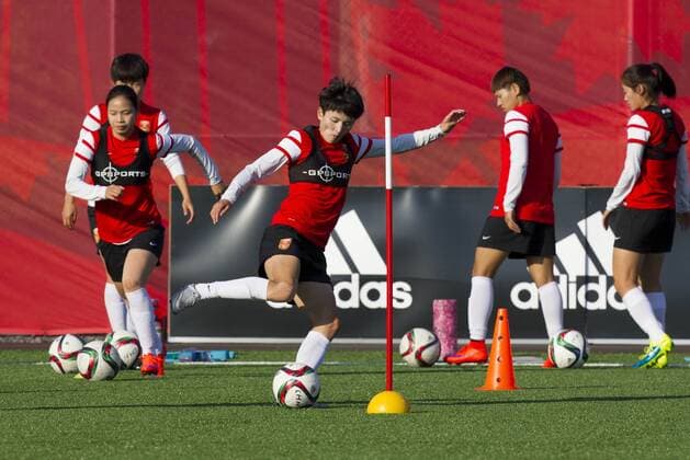 Aktuell Fußball, Damen WM, Training Nationalmannschaft China (150625) -- OTTAWA, 2015 -- China s Wang Shanshan (C) takes part in a training session in Ottawa, Canada, June 24, 2015. China will play the United States in their quarterfinal of 2015 FIFA Women s World Cup on June 26. ) (SP)CANADA-OTTAWA-FIFA-WOMEN S WORLD CUP-TRAINING SESSION-CHINA ZouxZheng 