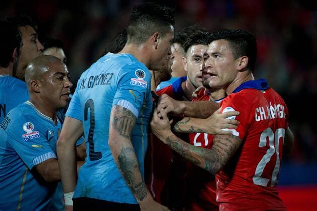 SANTIAGO, 2015 -- Cristian Aranguiz (1st R) of Chile argues with Jose Gimenez of Uruguay during their quarterfinal at 2015 Copa America in Santiago, Chile, on June 24, 2015. Chile won 1-0.) (SP)CHILE-SANTIAGO-COPA AMERICA-CHILE VS URUGUAY PedroxMera 