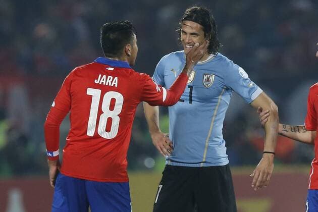 Chile v Uruguay. Copa America 2015 . Uruguay s Edinson Cavani is take of face during the match against Chile of quarter finals of the 2015 Copa America at La Serena stadium. Santiago, Chile. 24 06 2015 Marcelo Hernandez Photosport Chile v Uruguay, Copa America 2015. 