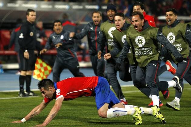 Chile s player Mauricio Isla, centro, celebrates scoring against Uruguay during the group A of the 2015 Copa America football match at the National stadium in Santiago, Chile. 24 06 2015 Andres Pina Photosport Chile v Uruguay, Copa America 2015. 