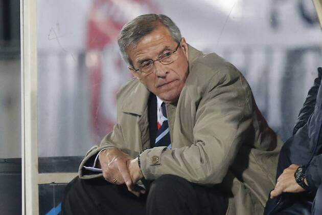 Copa America Championship 2015 . Uruguay s Head Coach Oscar Tabarez gives instructions during the match against Chile of the 2015 Copa America at the National stadium in Santiago, Chile. 24 06 2015 Marcelo Hernandez Photosport Chile v Uruguay, Copa America 2015. 