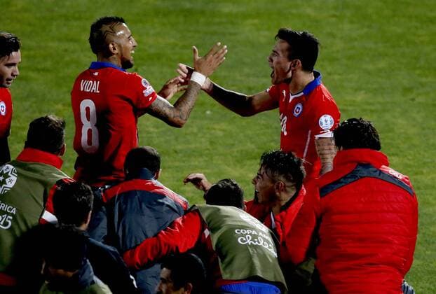 Copa America 2015 . Chile s players celebrate Mauricio Isla s goal during the 2015 Copa America football match held at the Nacional stadium in Santiago, Chile. 24 06 2015 Martin Thomas Photosport Chile v Uruguay, Copa America 2015. 