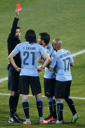 Chile v Uruguay. Copa America Championship 2015 . Uruguay s player Edinson Cavani, center, is expelled during the football match of the 2015 Copa America against Chile at the National stadium in Santiago, Chile. 24 06 2015 Adrian Aylwin Photosport Chile v Uruguay, Copa America 2015. 