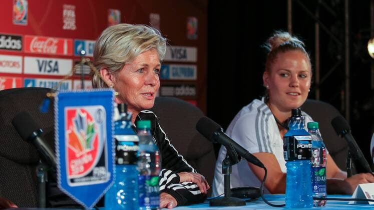 v.li.: Silvia Neid (Trainerin, Coach, Deutschland), Leonie Maier (Deutschland), auf der Pressekonferenz vor dem Viertelfinale gegen Frankreich, Fussball, FIFA Frauen-WM 2015, Pressekonferenzen, xozx