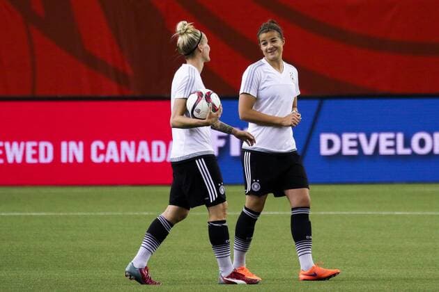 v.li.: Anja Mittag (Deutschland), Lena Lotzen (Deutschland), beim Training vor dem Viertelfinale zwischen Deutschland und Frankreich, Fussball, FIFA Frauen-WM 2015, Abschlusstraining im Stadion, xozx