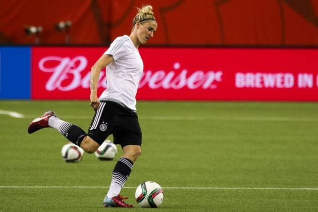 Anja Mittag (Deutschland), Freisteller, Einzelbild, Aktion, Action, beim Training vor dem Viertelfinale zwischen Deutschland und Frankreich, Fussball, FIFA Frauen-WM 2015, Abschlusstraining im Stadion, xozx