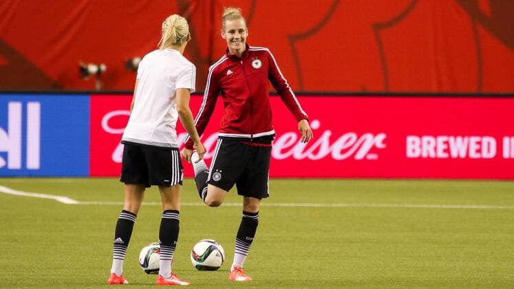 v.li.: Lena Goeßling ( Lena Goessling , Deutschland), Simone Laudehr (Deutschland), beim Training vor dem Viertelfinale zwischen Deutschland und Frankreich, Fussball, FIFA Frauen-WM 2015, Abschlusstraining im Stadion, xozx