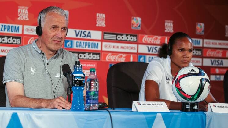 v.li.: Philippe Bergeroo (Trainer, Frankreich), Wendie Renard (Frankreich), auf der Pressekonferenz vor dem Viertelfinale zwischen Deutschland und Frankreich, Fussball, FIFA Frauen-WM 2015, Pressekonferenzen, xozx
