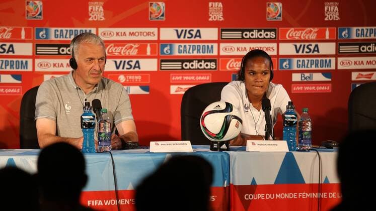 v.li.: Philippe Bergeroo (Trainer, Frankreich), Wendie Renard (Frankreich), auf der Pressekonferenz vor dem Viertelfinale zwischen Deutschland und Frankreich, Fussball, FIFA Frauen-WM 2015, Pressekonferenzen, xozx