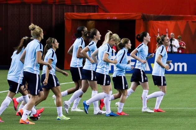 Aktuell Fußball, Damen WM in Kanada, Nationalteam Frankreich Abschlusstraining französische Spielerinnen laufen sich warm, beim Abschlusstraining vor dem Viertelfinale zwischen Deutschland und Frankreich, Fussball, FIFA Frauen-WM 2015, Abschlusstraining im Stadion, xozx