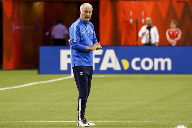 Aktuell Fußball, Damen WM in Kanada, Nationalteam Frankreich Abschlusstraining Philippe Bergeroo (Trainer, Frankreich) reibt sich die Hände, Freisteller, Einzelbild, Aktion, Action, beim Abschlusstraining vor dem Viertelfinale zwischen Deutschland und Frankreich, Fussball, FIFA Frauen-WM 2015, Abschlusstraining im Stadion, xozx