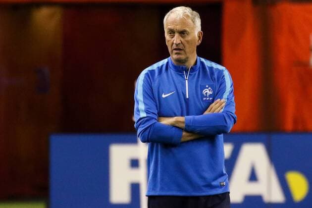 Aktuell Fußball, Damen WM in Kanada, Nationalteam Frankreich Abschlusstraining Philippe Bergeroo (Trainer, Frankreich) mit verschränkten Armen, beim Abschlusstraining vor dem Viertelfinale zwischen Deutschland und Frankreich, Fussball, FIFA Frauen-WM 2015, Abschlusstraining im Stadion, xozx