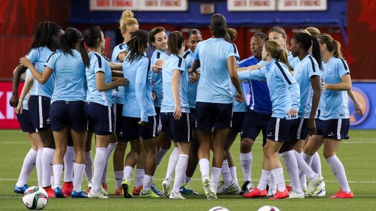 Aktuell Fußball, Damen WM in Kanada, Nationalteam Frankreich Abschlusstraining französische Spielerinnen, schwören sich mit einem Mannschaftskreis, Teamkreis, Konzentration, Kameradschaft, Ansprache, Motivation, beim Abschlusstraining vor dem Viertelfinale zwischen Deutschland und Frankreich, Fussball, FIFA Frauen-WM 2015, Abschlusstraining im Stadion, xozx