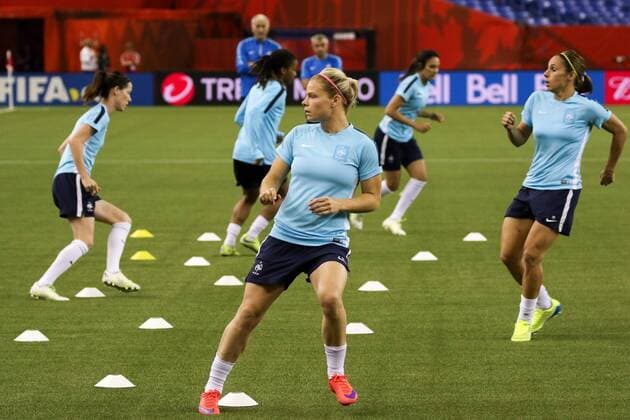 Aktuell Fußball, Damen WM in Kanada, Nationalteam Frankreich Abschlusstraining französische Spielerinnen (u.a. Eugenie Le Sommer (Frankreich), Mitte) bei einer Übungseinheit, beim Abschlusstraining vor dem Viertelfinale zwischen Deutschland und Frankreich, Fussball, FIFA Frauen-WM 2015, Abschlusstraining im Stadion, xozx
